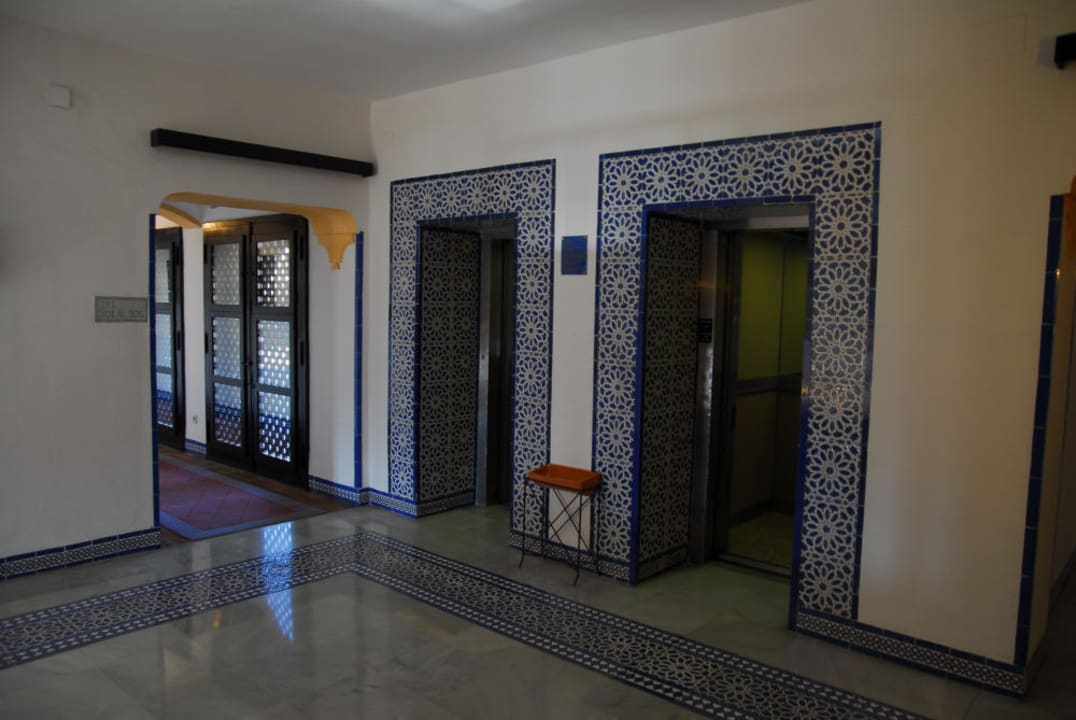 Das schön geflieste Treppenhaus Hotel Parador de Carmona