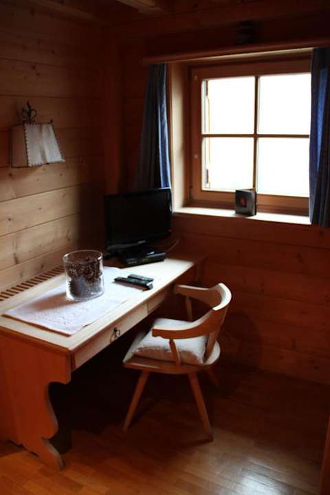 Schreibtisch im Zimmer Ganes Mountain Chalet Pra Ronch