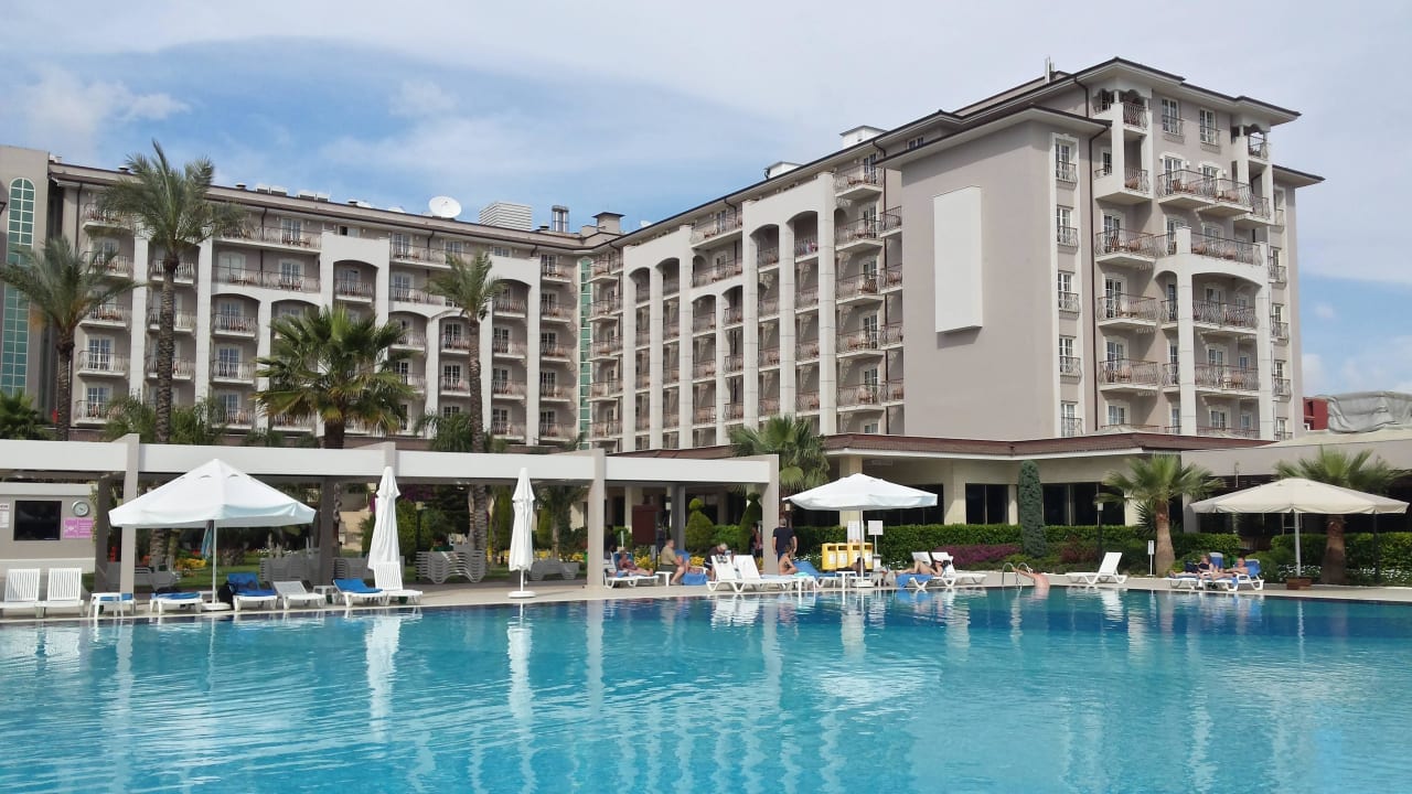 Blick auf den Pool & Hotel Sunis Elita Beach Resort & Spa