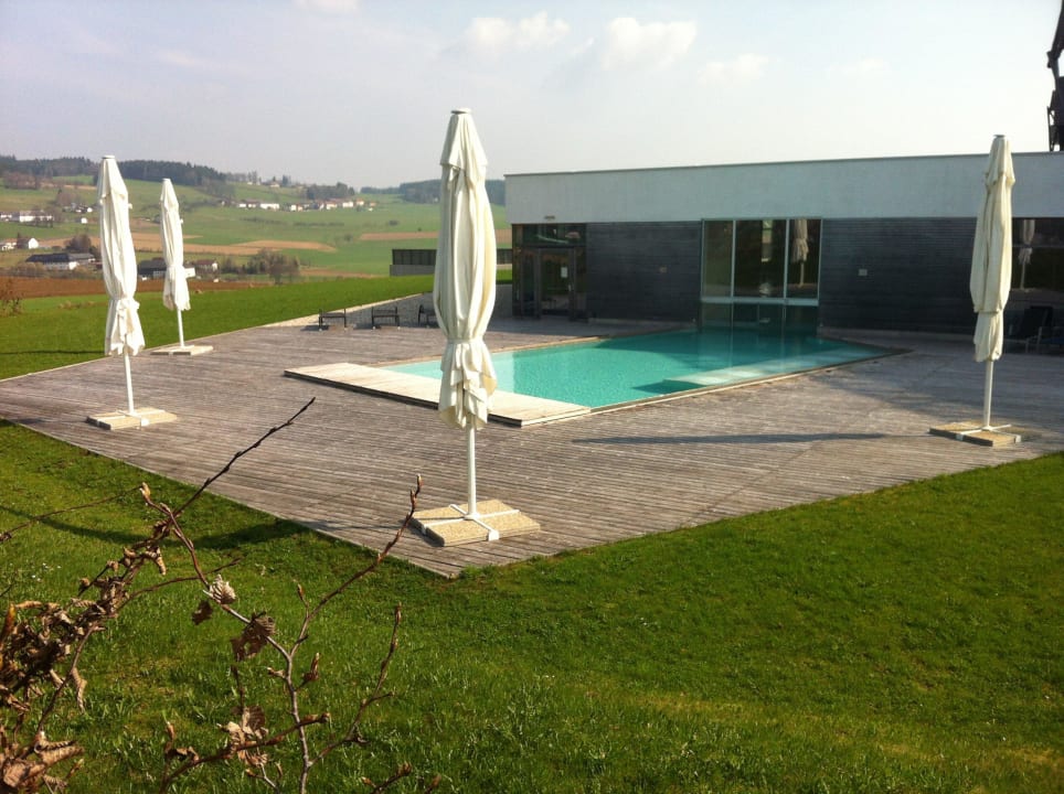Pool umringt von Grün Falkensteiner Hotel Bad Leonfelden