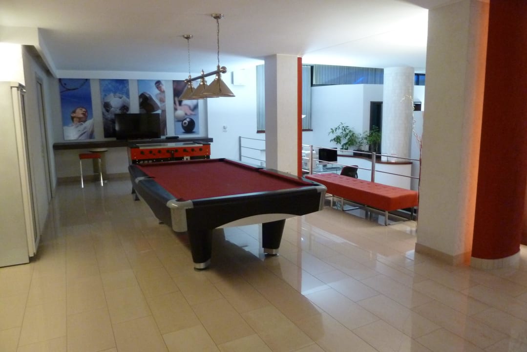 Billiardtisch, Kicker im Hintergrund Best Western Soave Hotel