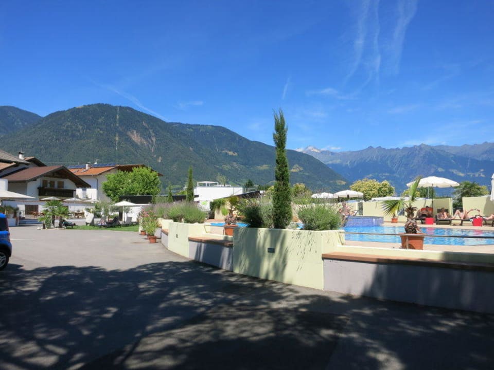 Zufahrt an das Hotel Schlosshof Charme Style Hotel Resort