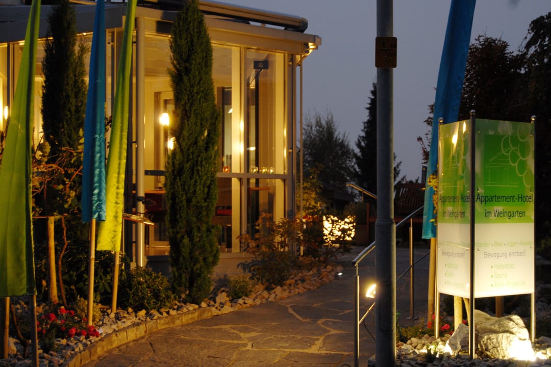 Hoteleingang bei Nacht Boutique-Hotel im Weingarten