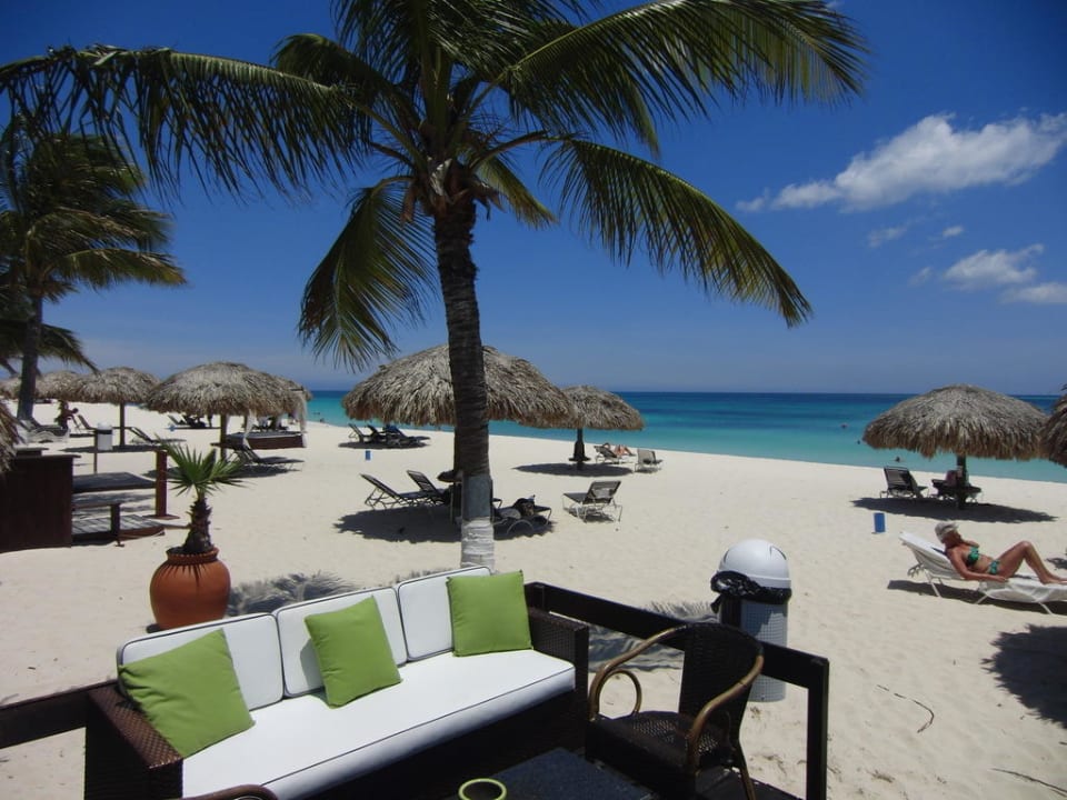 Blick von der Strandbar auf den Strand Amsterdam Manor Beach Resort