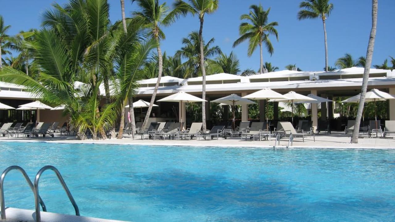 Pool mit Blick zum Seafood Catalonia Royal Bavaro - Adults only