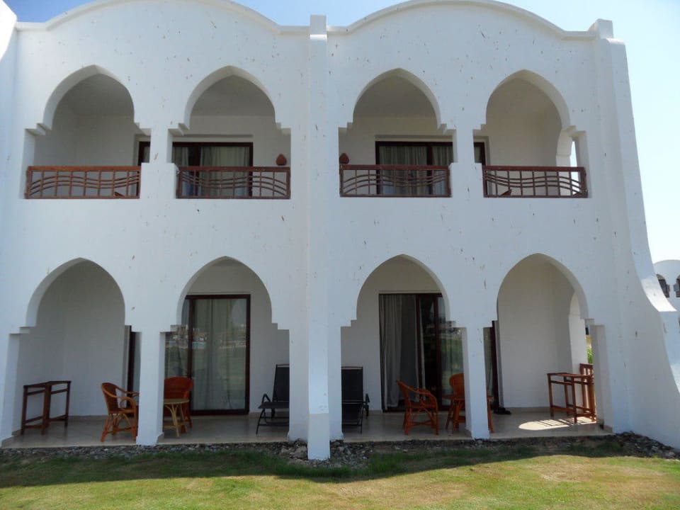 Zimmerkomplex von der Poolseite aus Hotel Gorgonia Beach Resort