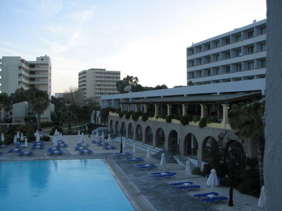 Hauptgebäude und ein Pool Grecotel LUXME Dama Dama