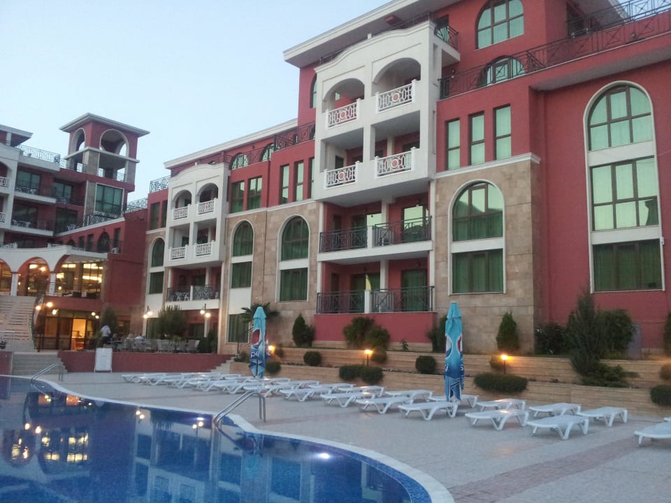 Außenansicht linkes Gebäude Hotel Saint George Palace