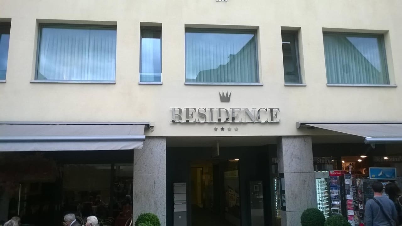 Перед входом в отель  Hotel Residence