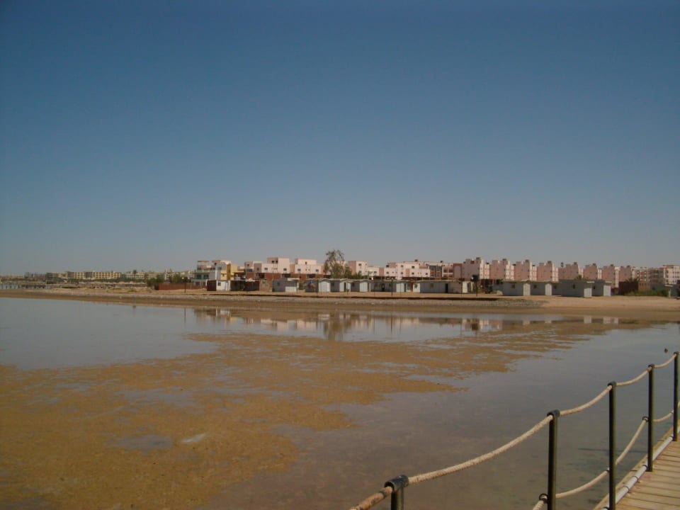 Blick zum Strand mit viel Ebbe Golden Beach Resort