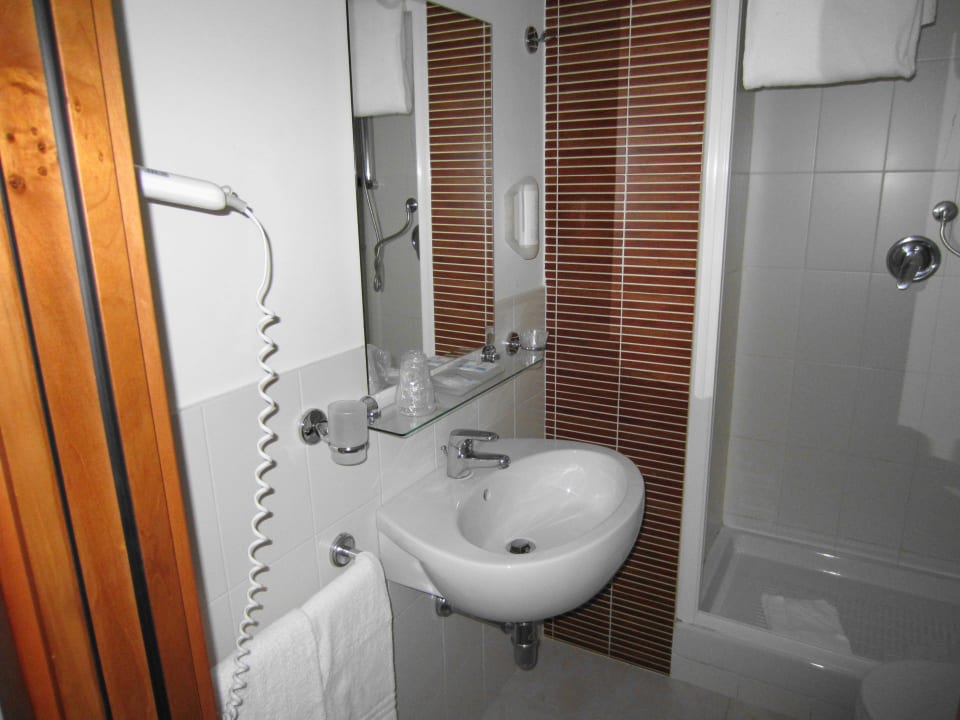 Bad - Wasch- und Duschbereich Hotel Sisto V