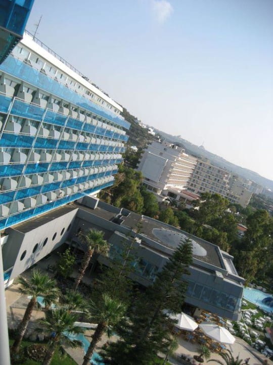 Das Hotel und Hauptrestaurant von außen Hotel Calypso Beach