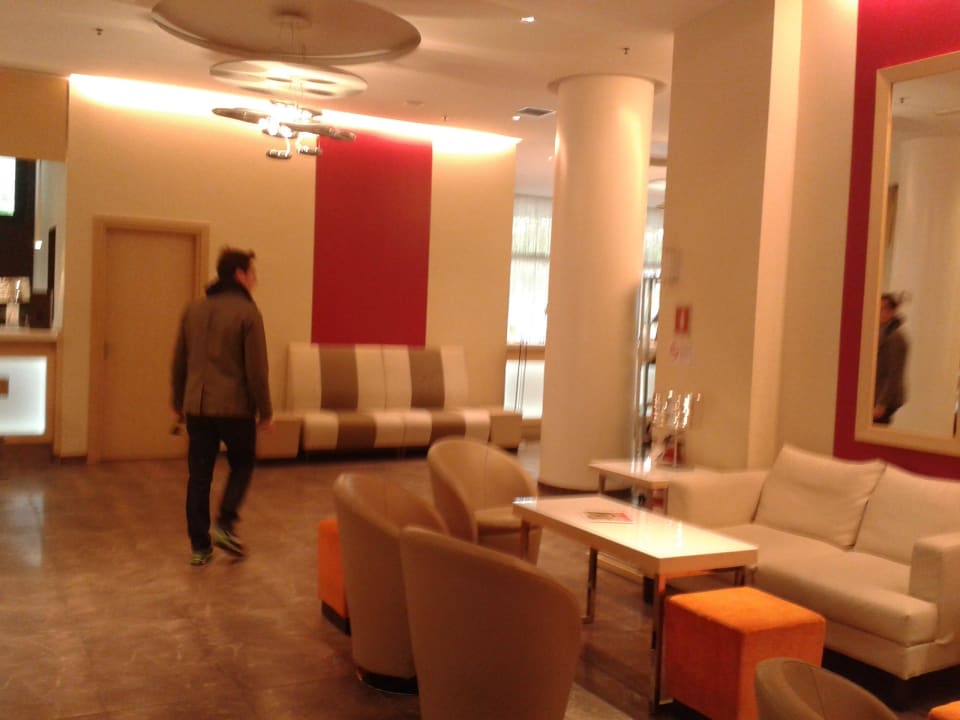 Durchgang von Haus E zur Lobby Hotel Ramada Plaza Milano