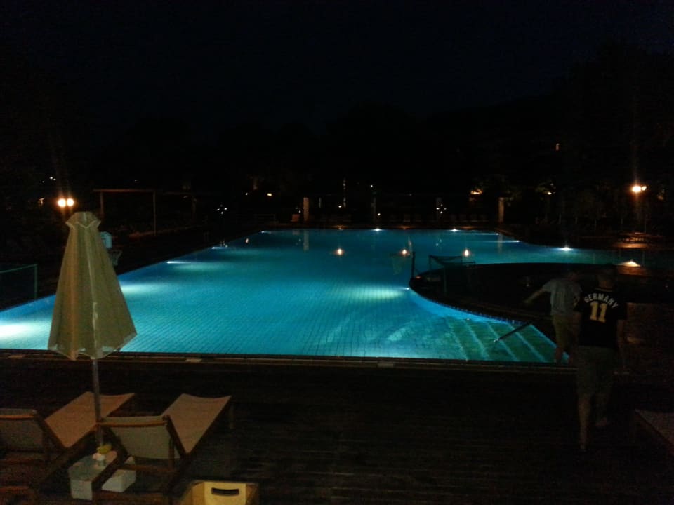 Haupt-Pool am Abend Apollonia Beach Resort & Spa