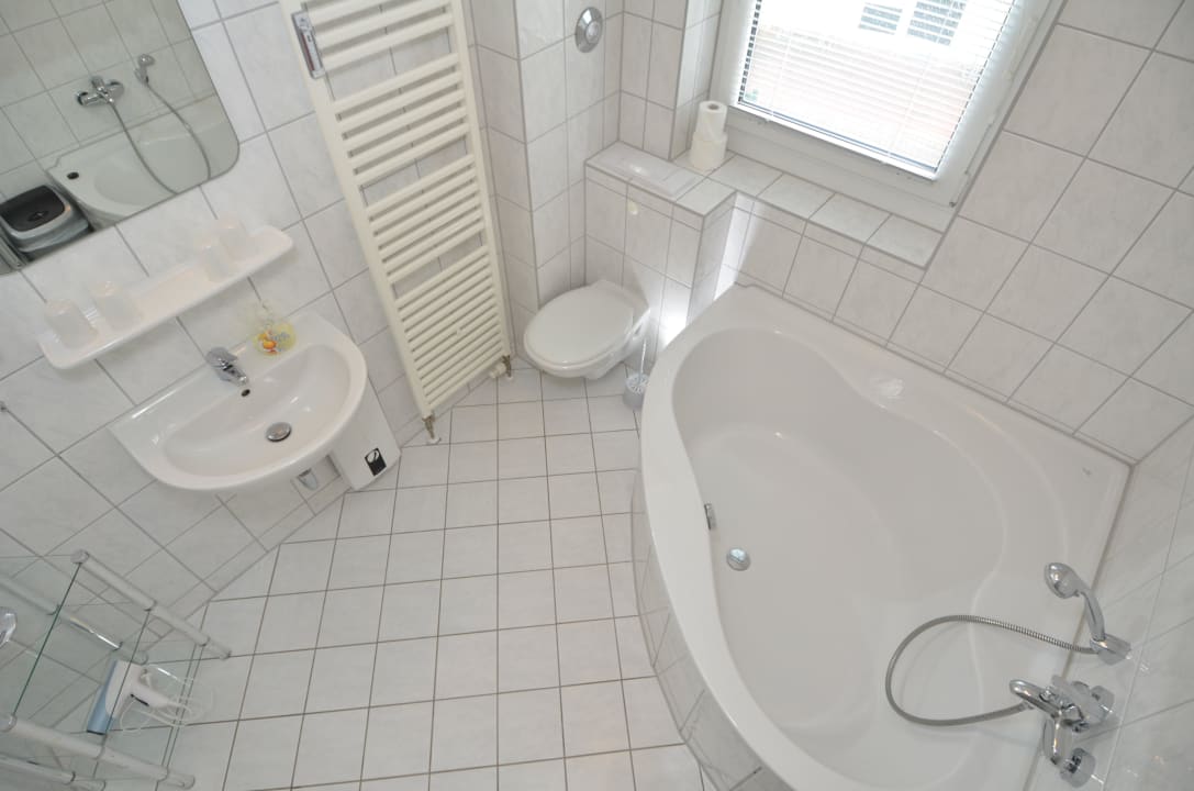 Das Bad mit Badewanne. Ferienwohnung Schulte - WG 01