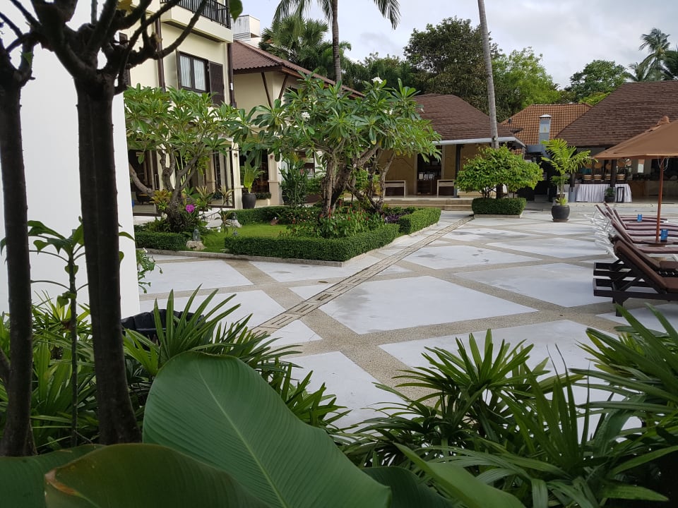 Poolbereich mit Blick auf Rezeption und Haupthaus links Iyara Beach Hotel