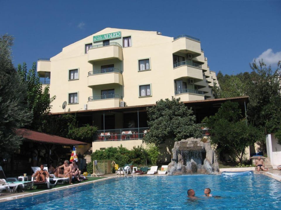 Widok z basenu na hotel Hotel Adler