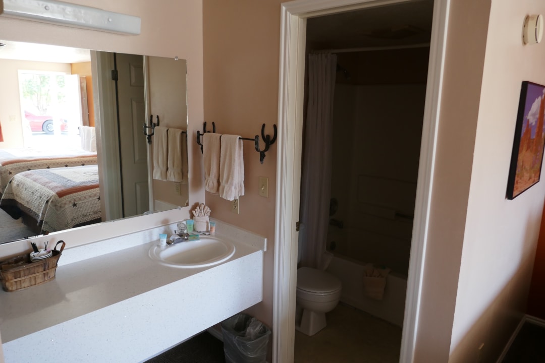 Zimmer Broken Spur Inn & Steakhouse