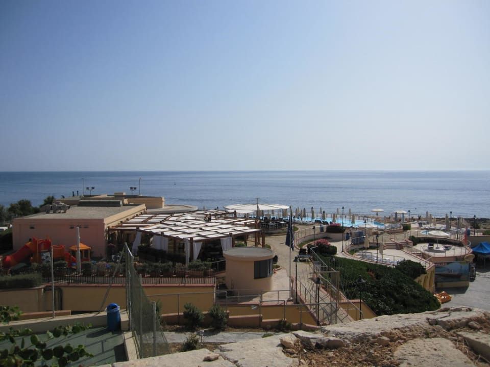 Ausblick auf die tiefere Ebene der Poolanlage Hilton Malta