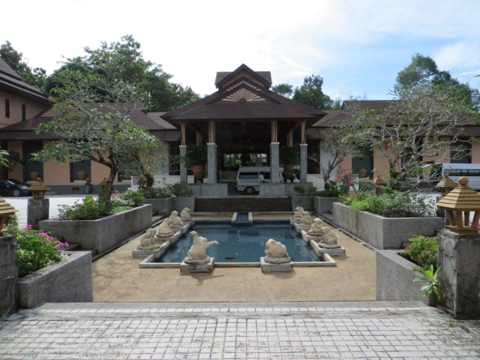 Der Eingang zum Hotel Khao Lak Merlin Resort
