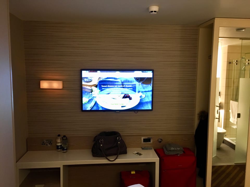 Zimmer hub by Premier Inn London Westminster Abbey