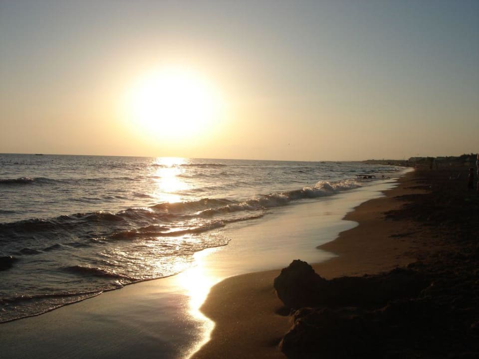 Sonnenuntergang am Strand vom Hotel Can Garden Resort