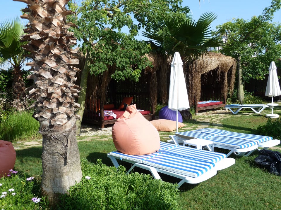 An jeder Ecke Liegen,Lauben und Sitzsäcke Saturn Palace Resort Hotel