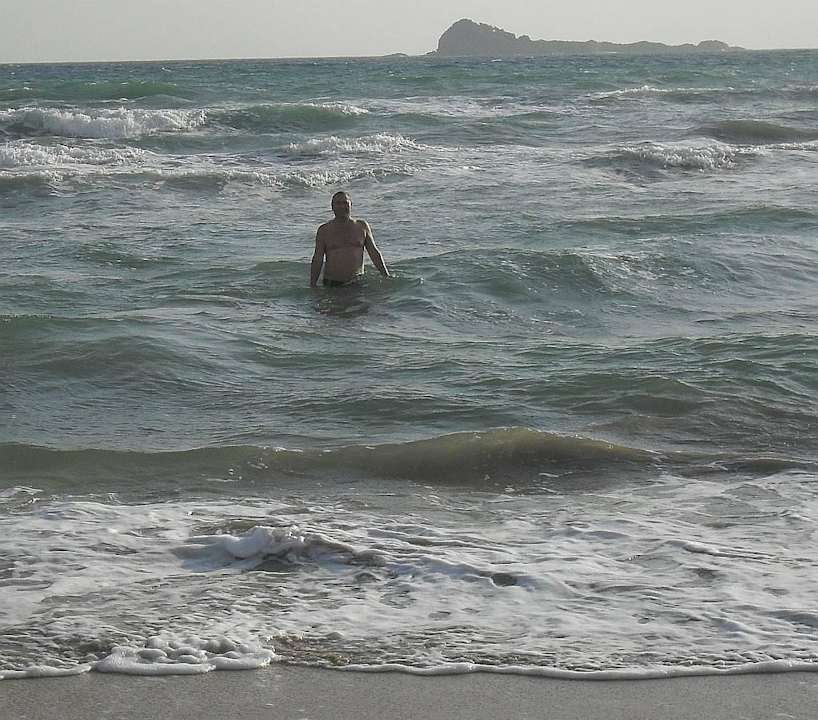 Strand mit kleinen Wellen Hotel Pigeon Island Beach Resort