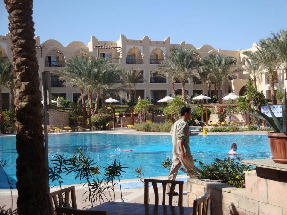 Blick von der Poolbar auf's Hotel Hotel JAZ Makadi Star & Spa