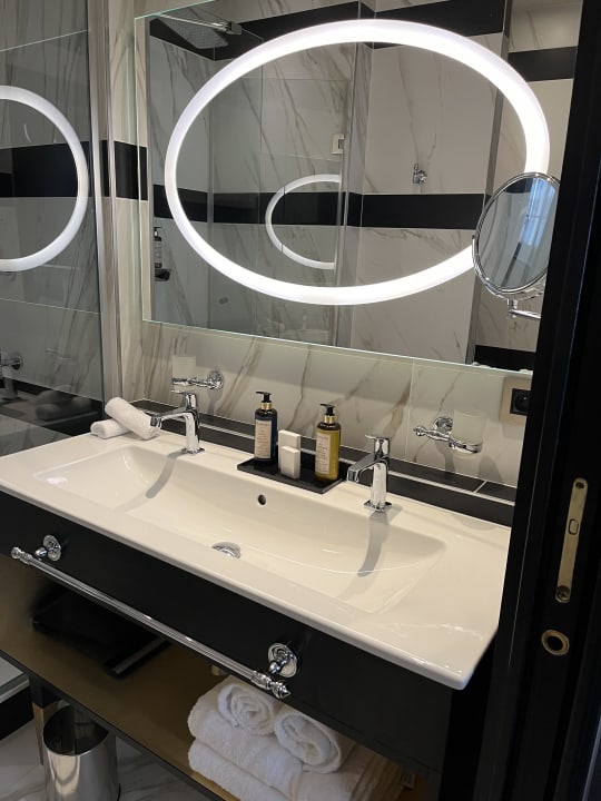 Zimmer Niepce Paris Hotel Curio Collection by Hilton