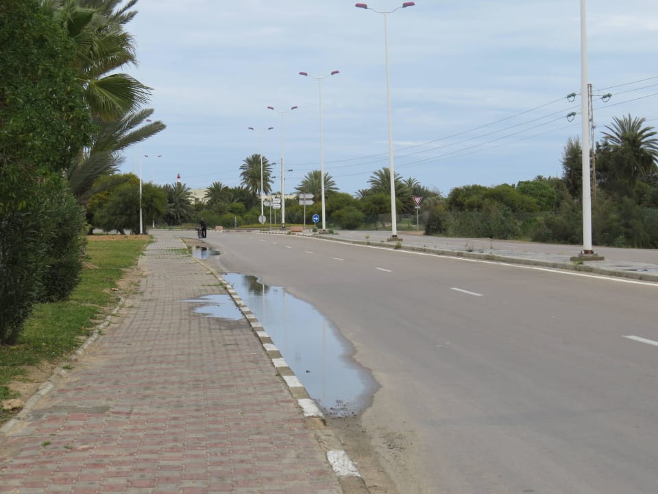 STRASSE VOR DEM HOTEL Iberostar Waves Mehari Djerba