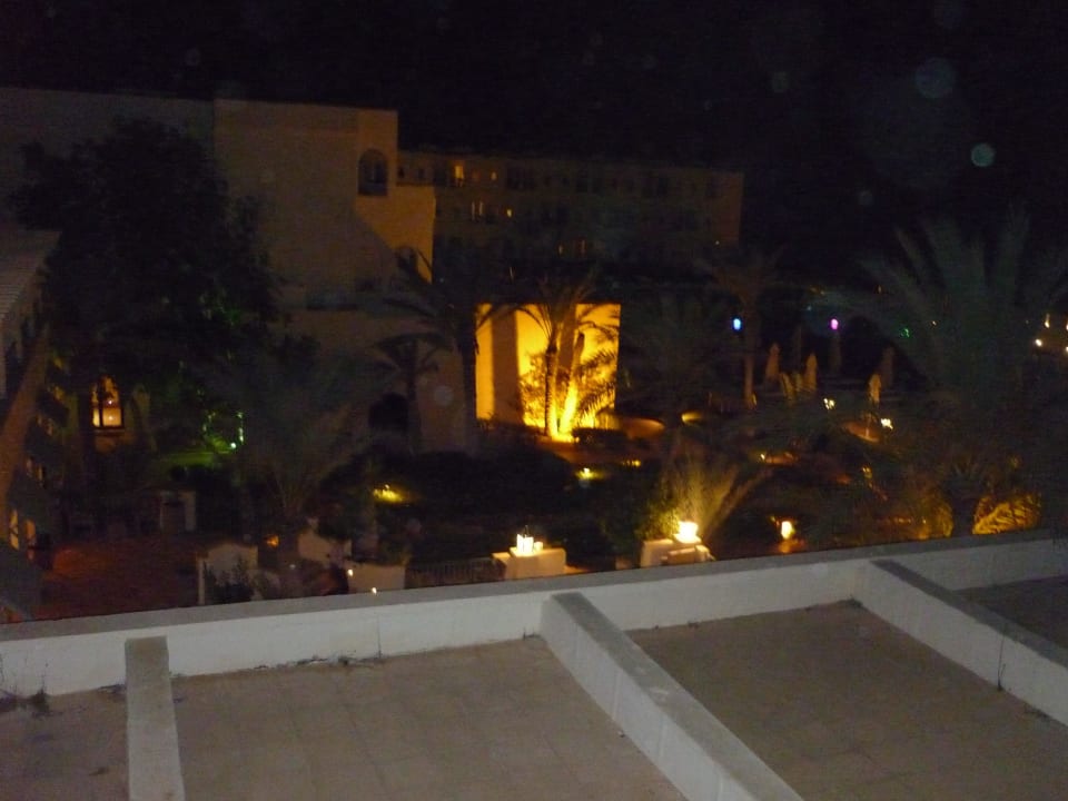 Vue dans le jardin la nuit Ulysse Djerba Thalasso & Spa