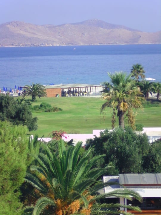 Strandbar im Hintergrund Caravia Beach Hotel