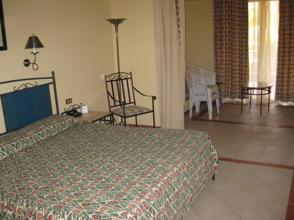 Sehr geräumige Zimmer mit Trenn-Vorhang Jaz Makadi Oasis Resort