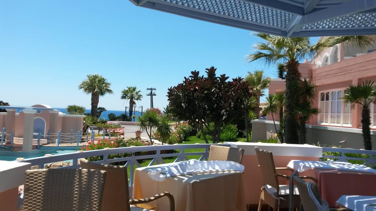 Begehrte Schattenplätze auf der Terrasse Mitsis Rodos Village