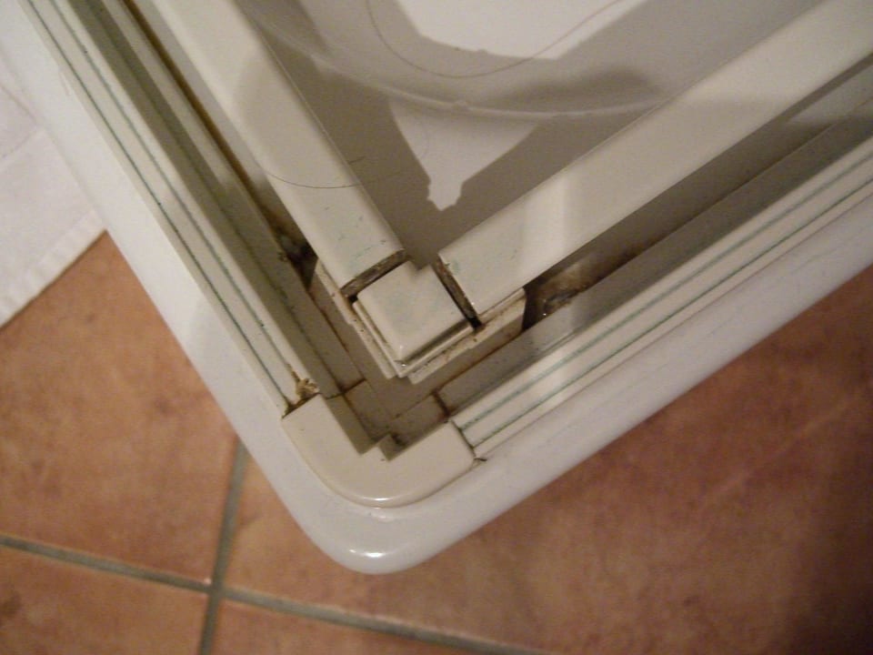 Ein bisschen Schimmel in der Duschkabine Hotel Villa Toskana