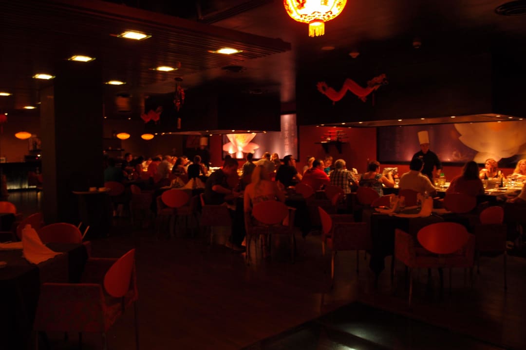 Asiate Innenbereich mit Kochshow Ocean Coral & Turquesa by H10