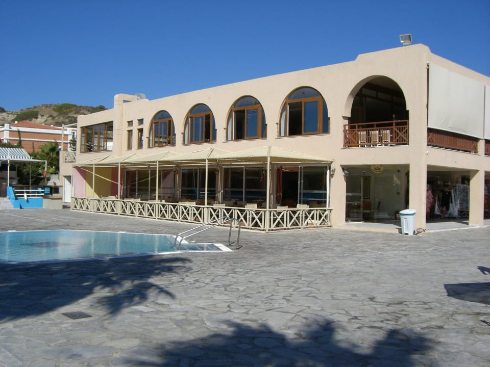 Der Italiener und darüber das Hauptrestaurant Porto Bello Beach