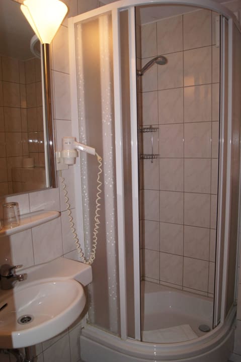 Badezimmer mit Dusche Berlin Plaza Hotel