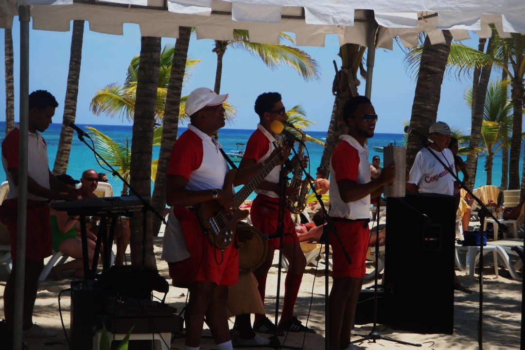 Hola. Beachparty & Band Hotel Riu Palace Bavaro