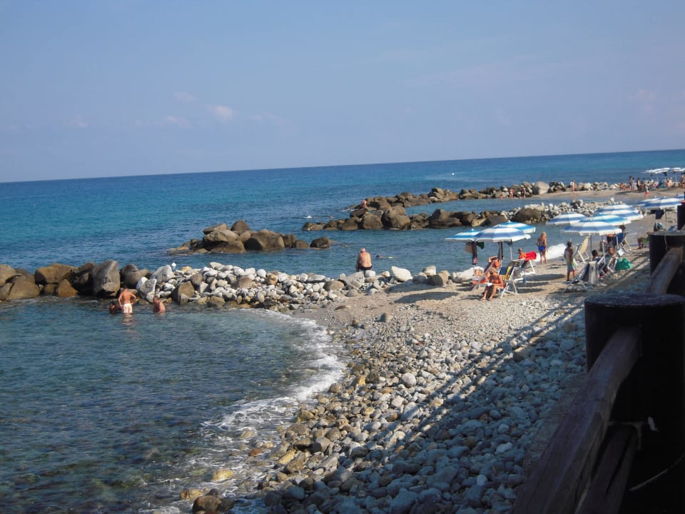 Schöner, leider steiniger Strand  Villaggio Torre Ruffa Robinson