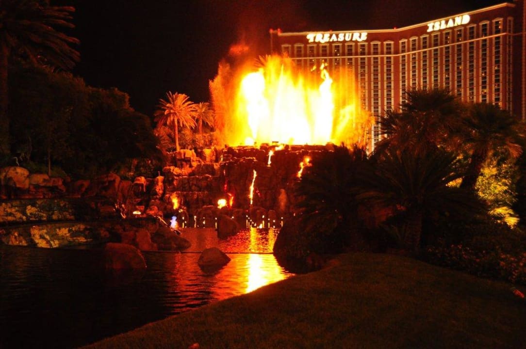 Vulkan vor dem Hotel Mirage The Mirage