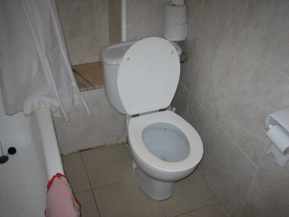 Toilette im Badezimmer Flacalco Hotel & Apartments