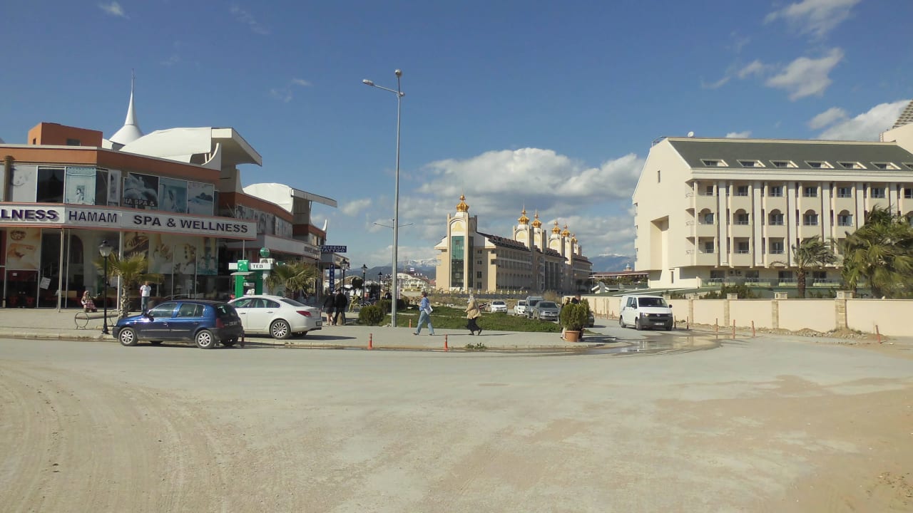 Von Süden herblickend Well Palace Side