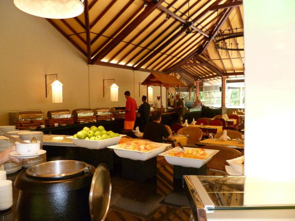 Buffet im Main-Restaurant Adaaran Select Meedhupparu Island Resort - Premium All Inclusive