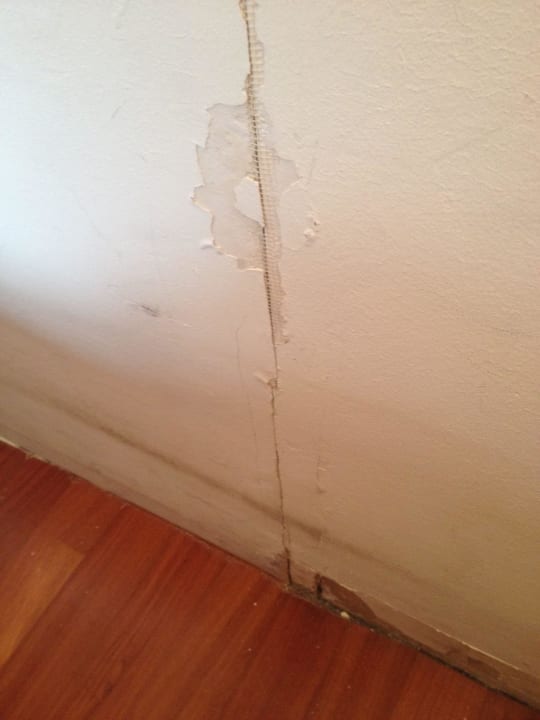 Im Zimmer, Risse in der Wand Hotel La Forcola
