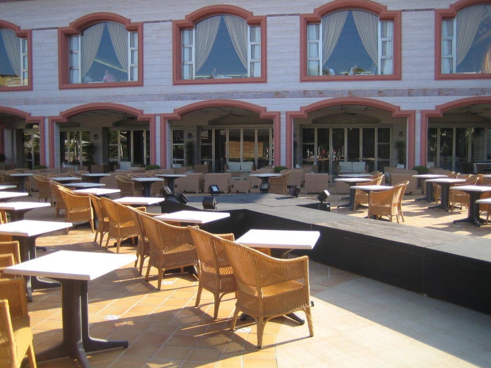 Barbereich an der Bühne VIVA Cala Mesquida Suites & Spa 16+