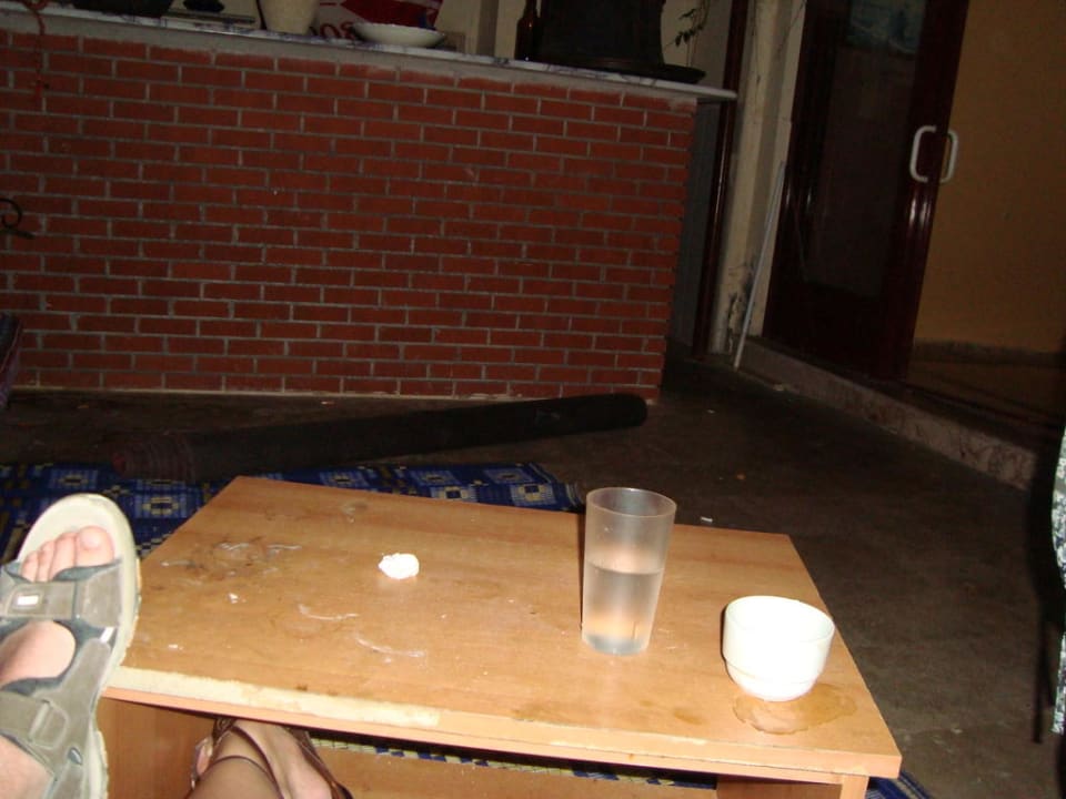 Brud i bałagan między basenem a nieczynnym barem Bella Bravo Suite Hotel