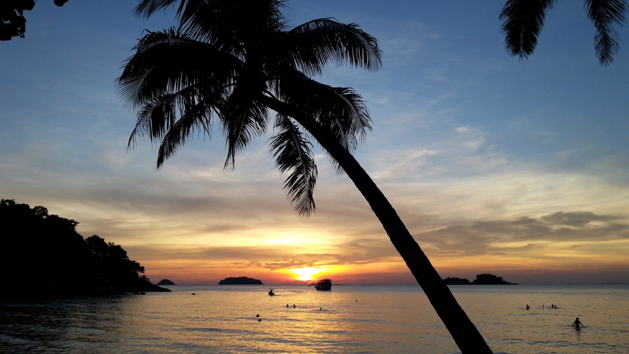 Der Ausblick zum Sundowner von der Pool-Bar Dinso Resort & Villas Ko Chang, Vignette Collection by IHG