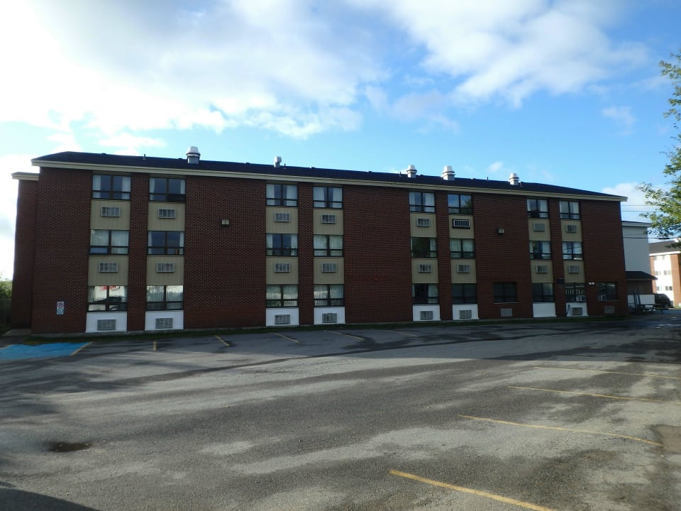 Einer der Bettentrakte Sinbads Hotel & Suites